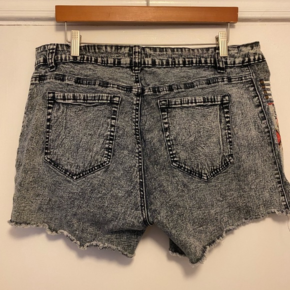 Forever 21 Acid Wash Denim Shorts - Picture 2 of 2